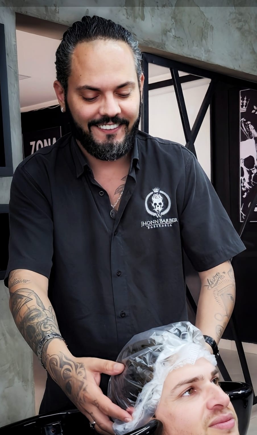 Homem Cortando o cabelo