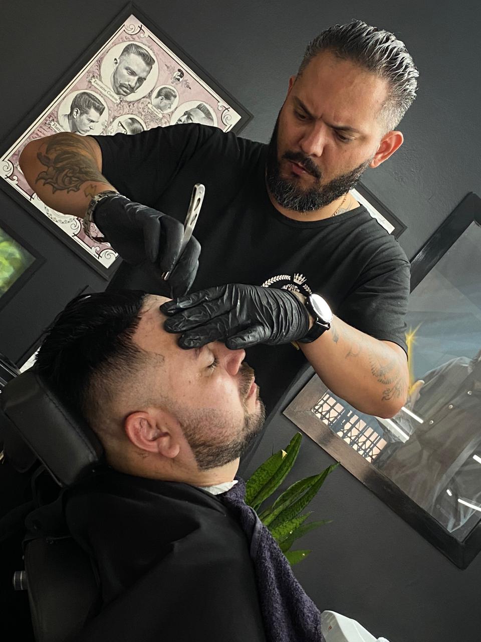 Homem Cortando o cabelo