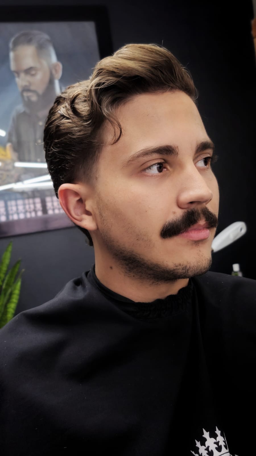 Homem Cortando o cabelo