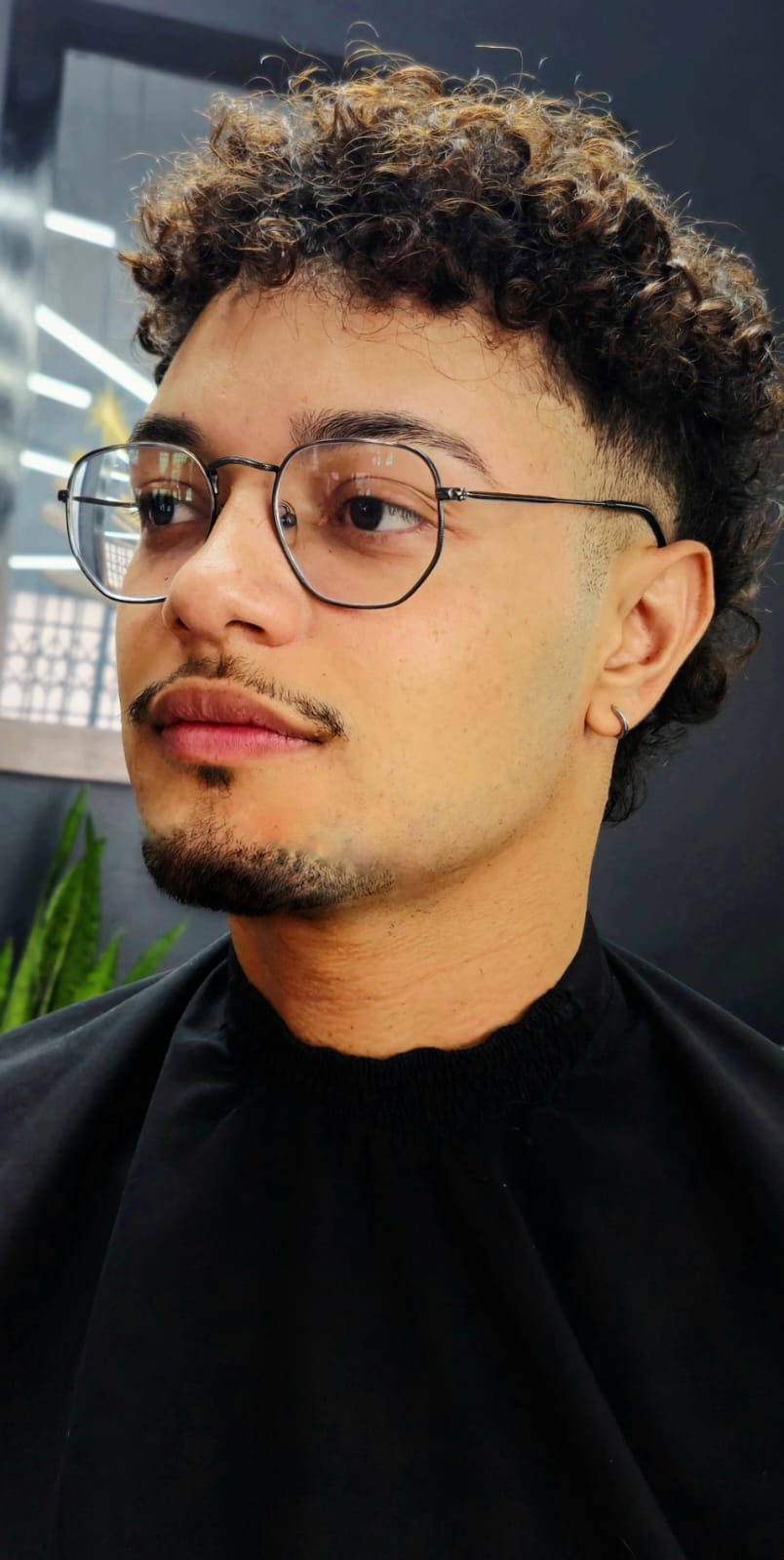 Homem Cortando o cabelo